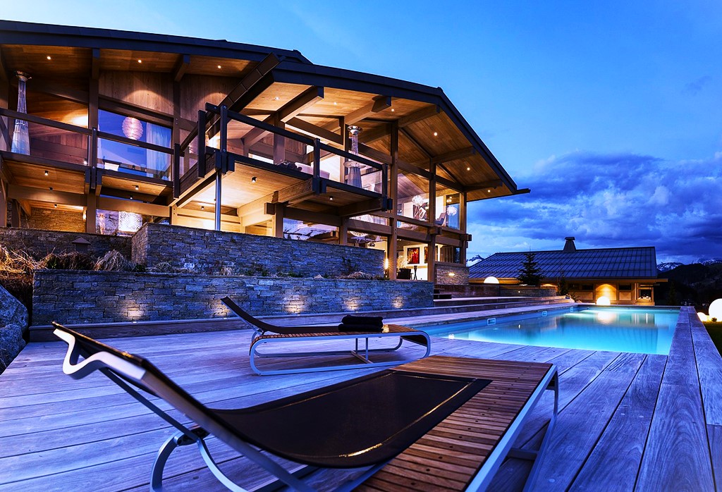 extérieur Chalet luxueux de nuit au bord d'une piscine 